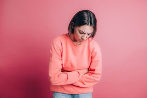 7 Gangguan Menstruasi yang Harus Kamu Waspadai, Apa Saja? 1 perempuan memegang perut karena gangguan menstruasi