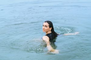 Bolehkah Berenang saat Haid? Simak 4 Tips dan Penjelasannya! 1 Perempuan berenang saat haid